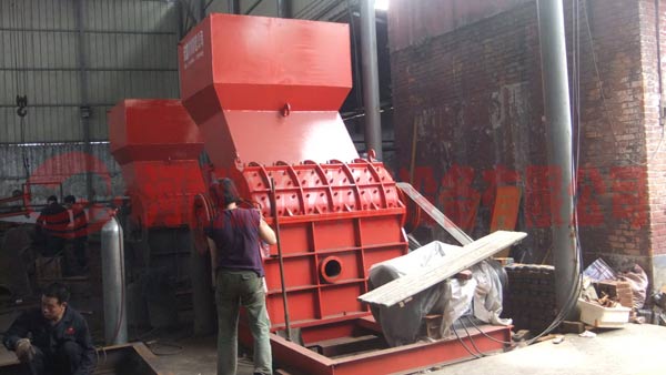 廢鋼破(pò)碎機